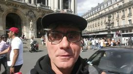 Selfie_man_with_cap_and_glasses_in_Paris